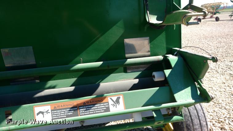 image for item DA4401 2006 John Deere 567 round baler