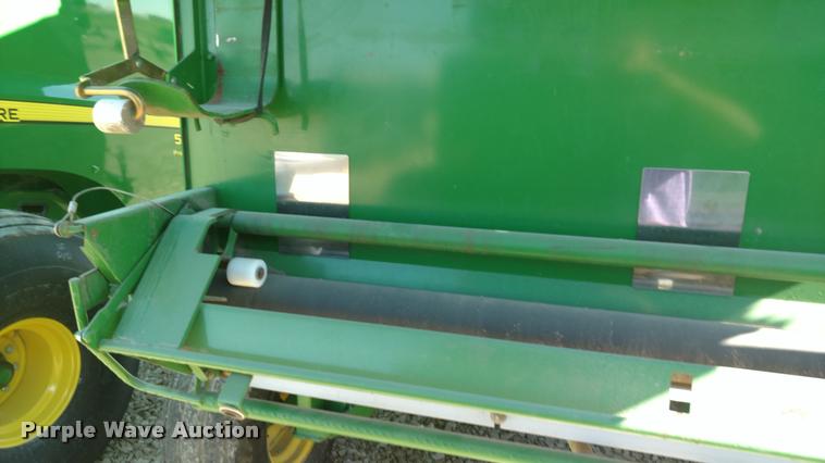 image for item DA4401 2006 John Deere 567 round baler