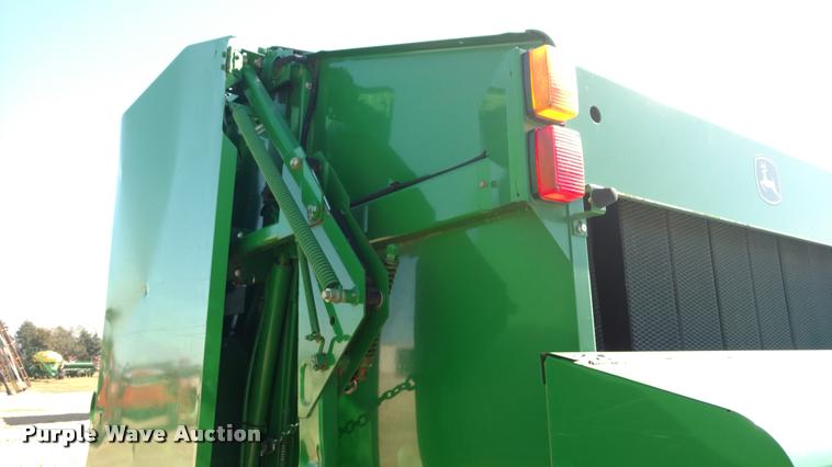 image for item DA4401 2006 John Deere 567 round baler