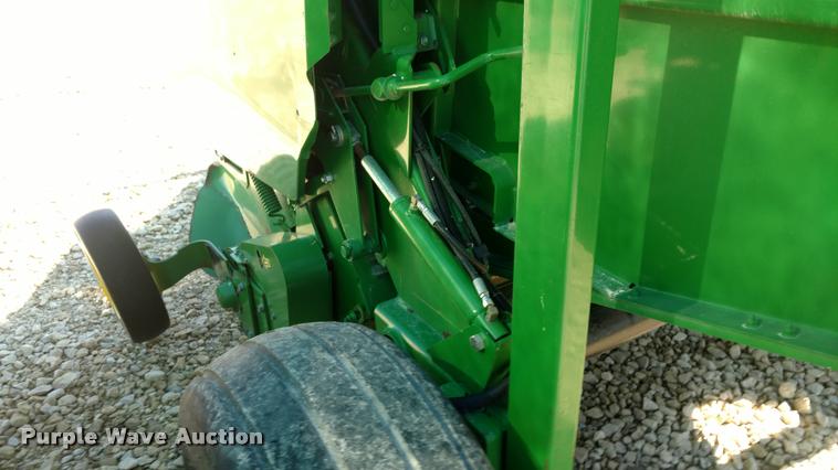image for item DA4401 2006 John Deere 567 round baler