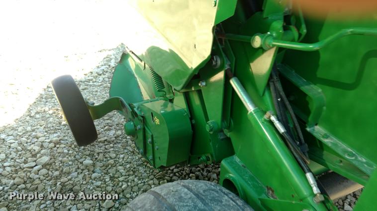 image for item DA4401 2006 John Deere 567 round baler