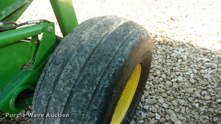 image for item DA4401 2006 John Deere 567 round baler
