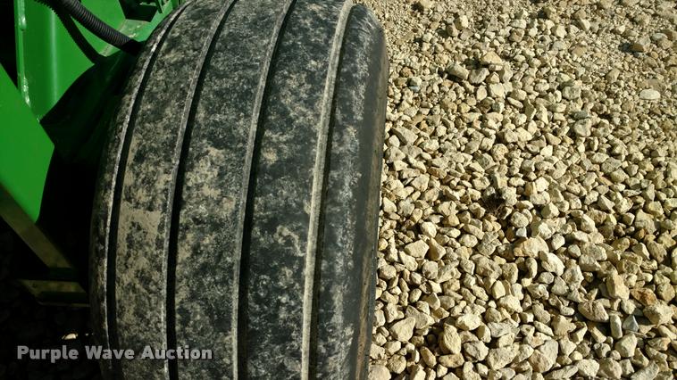 image for item DA4401 2006 John Deere 567 round baler