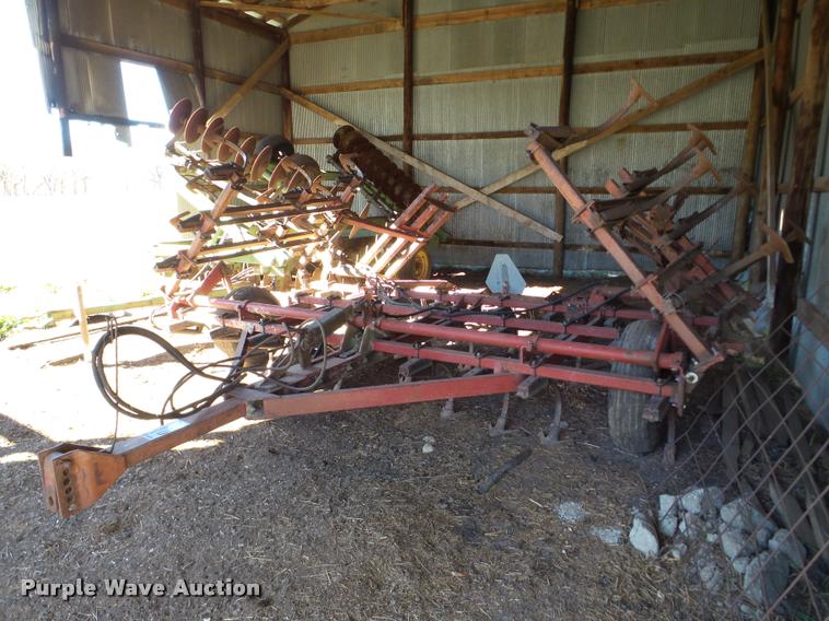 image for item DB5252 International Vibrashank field cultivator