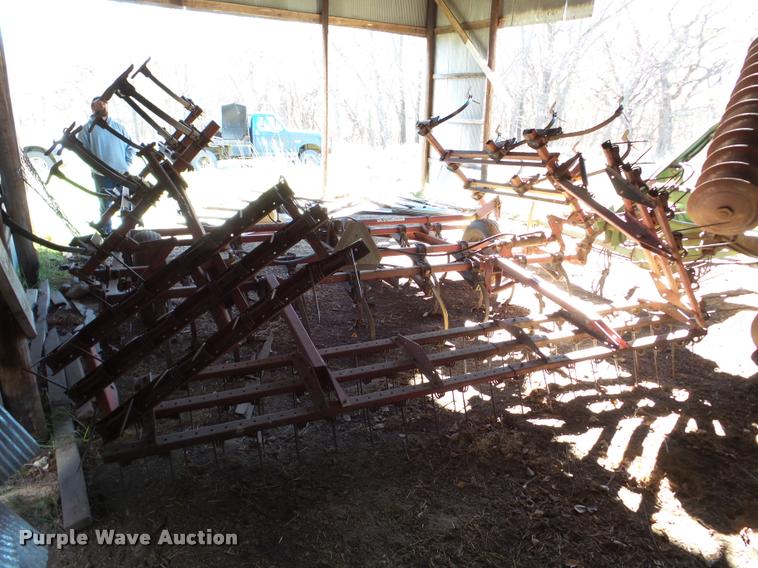 image for item DB5252 International Vibrashank field cultivator