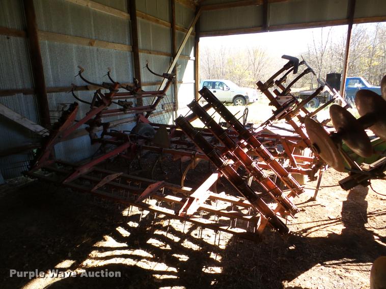 image for item DB5252 International Vibrashank field cultivator