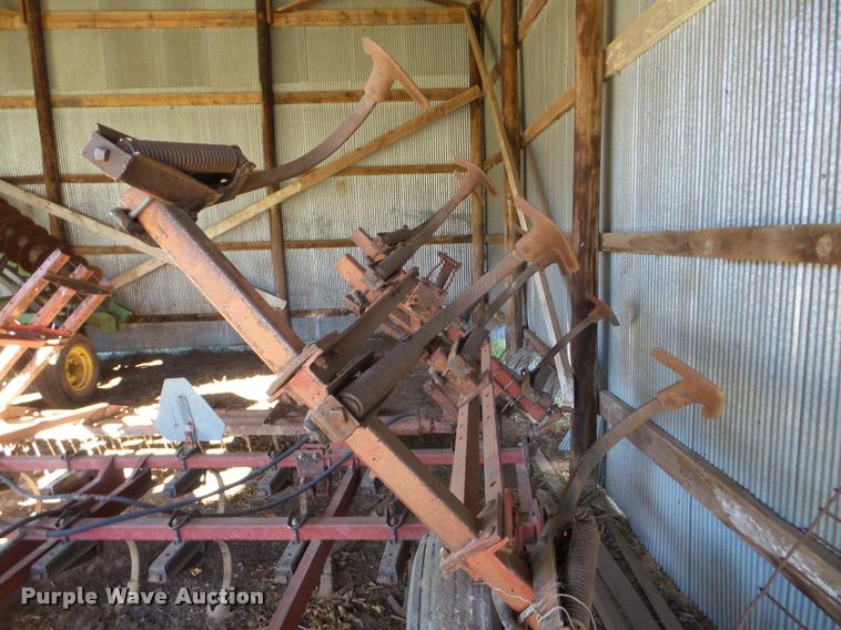 image for item DB5252 International Vibrashank field cultivator