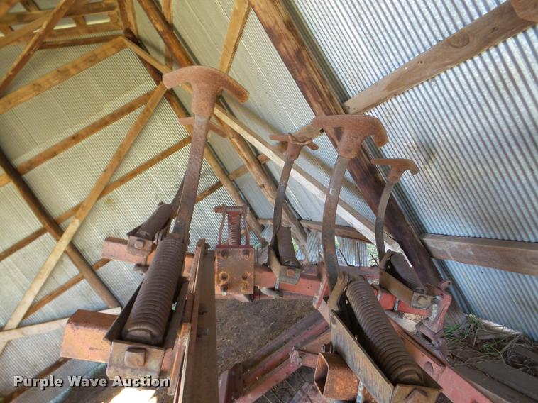 image for item DB5252 International Vibrashank field cultivator