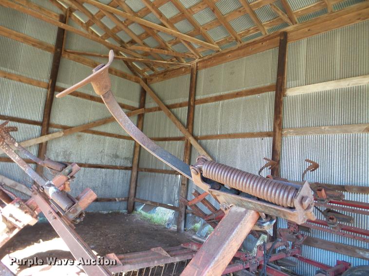 image for item DB5252 International Vibrashank field cultivator