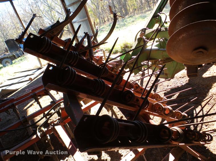 image for item DB5252 International Vibrashank field cultivator