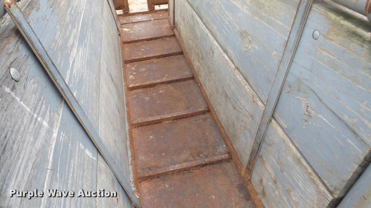 image for item DG9080 Squeeze chute