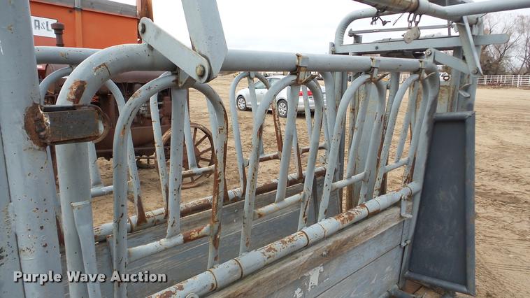 image for item DG9080 Squeeze chute