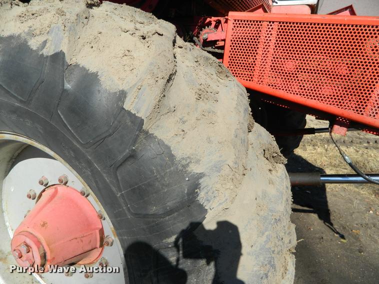 image for item J5028 1985 Massey-Ferguson 860 combine