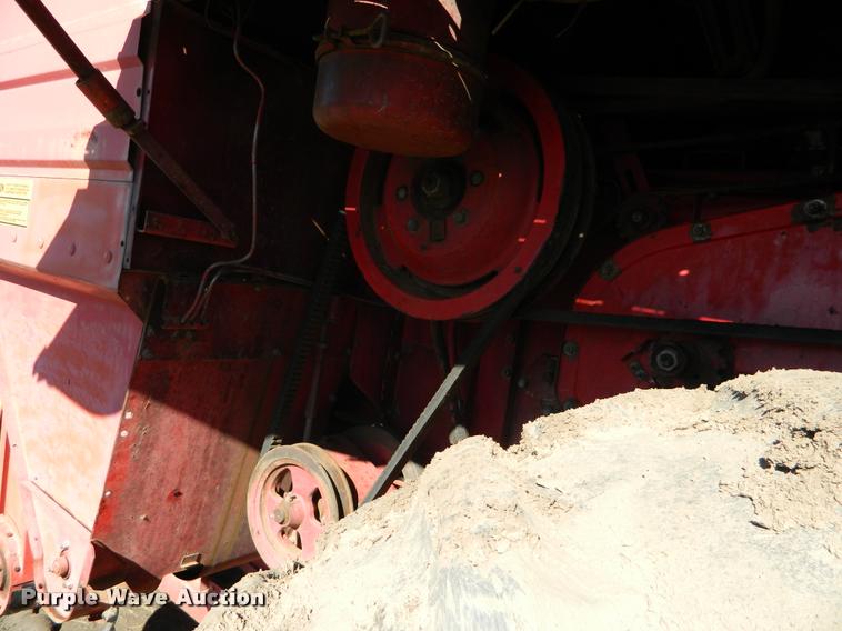 image for item J5028 1985 Massey-Ferguson 860 combine