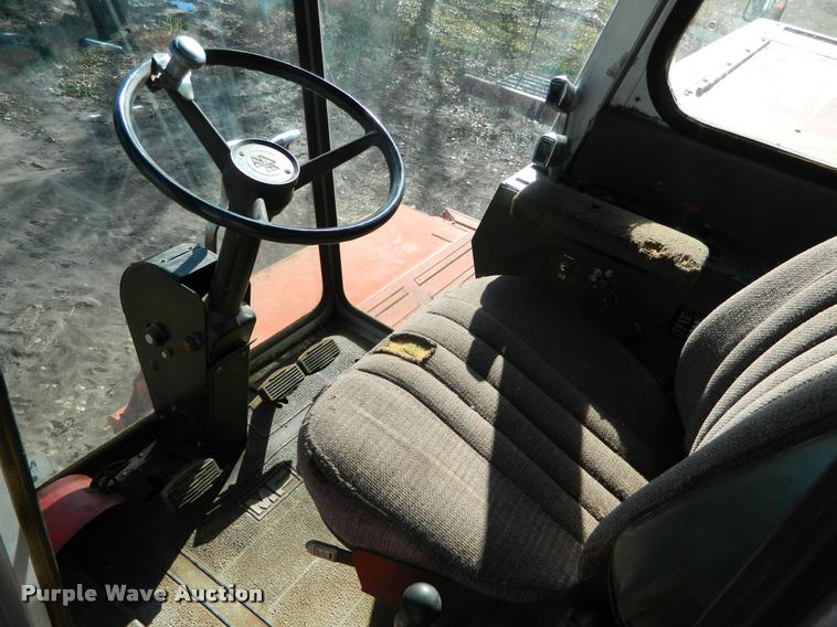 image for item J5028 1985 Massey-Ferguson 860 combine