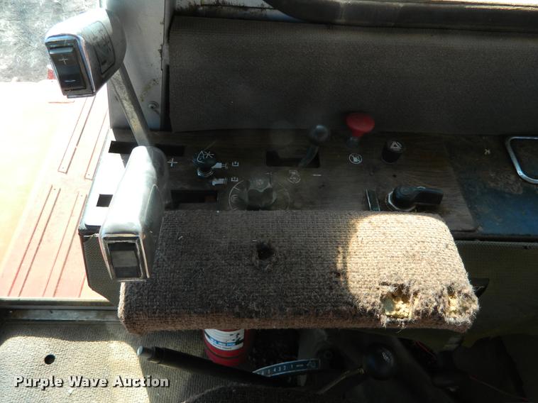 image for item J5028 1985 Massey-Ferguson 860 combine