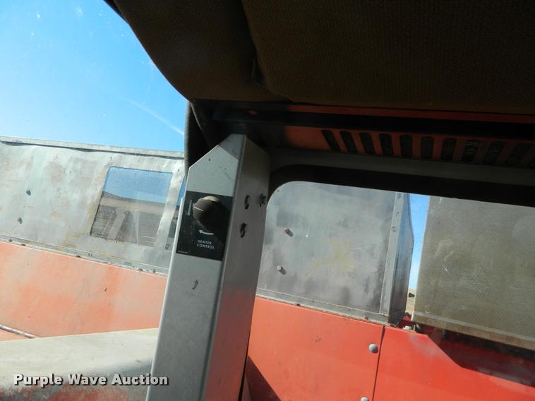 image for item J5028 1985 Massey-Ferguson 860 combine