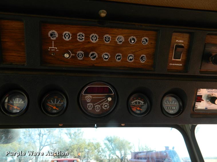 image for item J5028 1985 Massey-Ferguson 860 combine