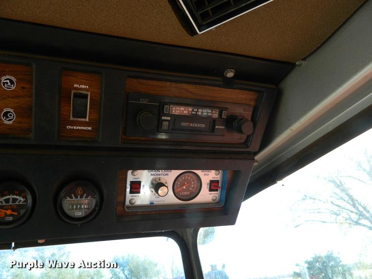 image for item J5028 1985 Massey-Ferguson 860 combine