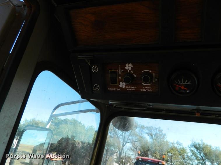 image for item J5028 1985 Massey-Ferguson 860 combine