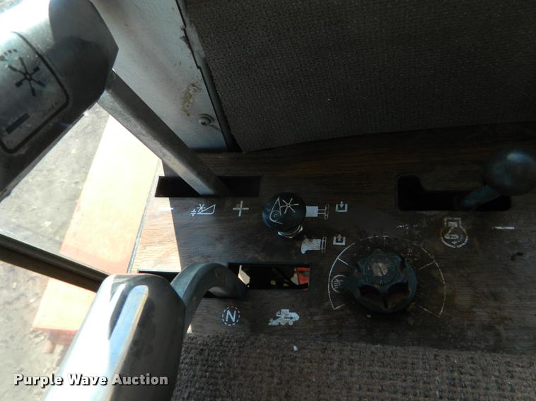 image for item J5028 1985 Massey-Ferguson 860 combine