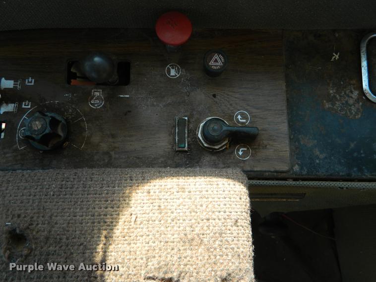 image for item J5028 1985 Massey-Ferguson 860 combine