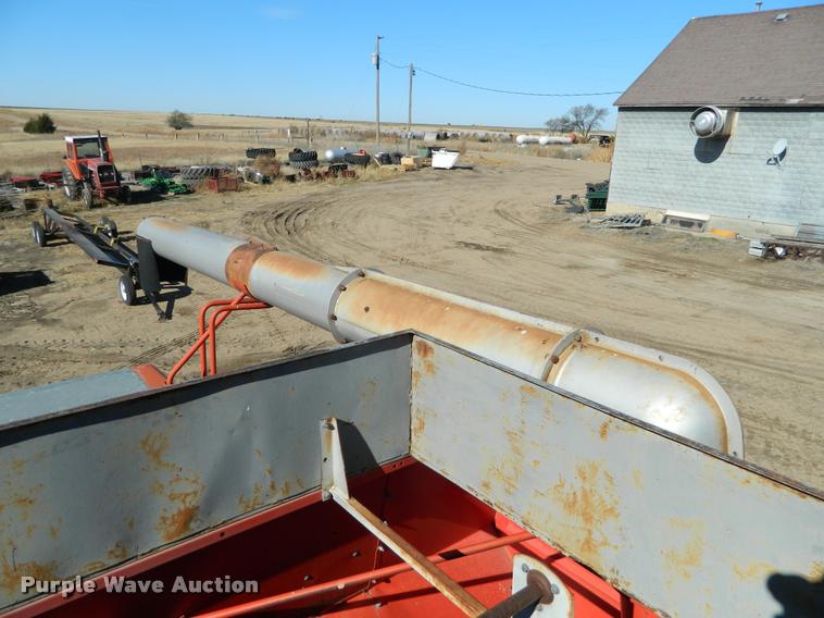 image for item J5028 1985 Massey-Ferguson 860 combine