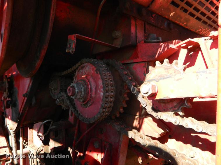 image for item J5028 1985 Massey-Ferguson 860 combine