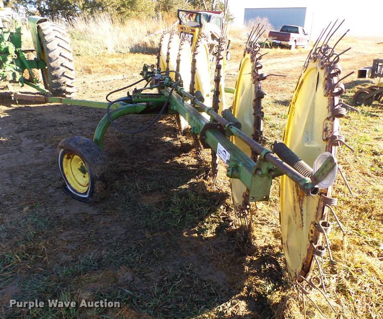 image for item L4138 John Deere 567 hay rake