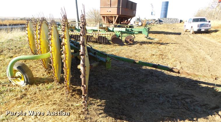 image for item L4138 John Deere 567 hay rake