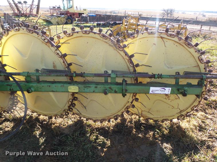 image for item L4138 John Deere 567 hay rake