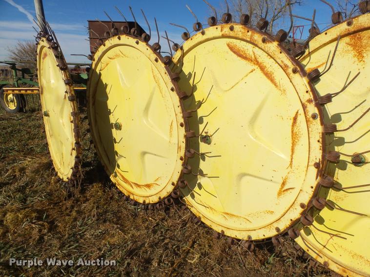 image for item L4138 John Deere 567 hay rake