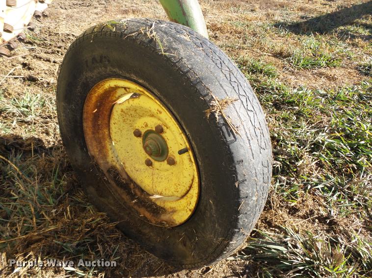 image for item L4138 John Deere 567 hay rake