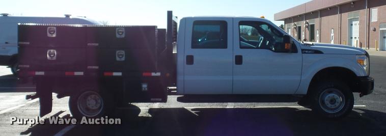 image for item AX9053 2012 Ford F350 Super Duty Crew Cab flatbed pickup truck