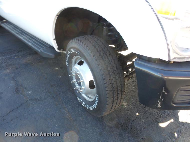 image for item AX9053 2012 Ford F350 Super Duty Crew Cab flatbed pickup truck