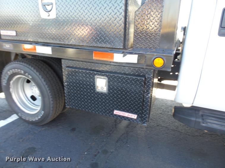 image for item AX9053 2012 Ford F350 Super Duty Crew Cab flatbed pickup truck