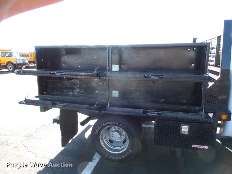 image for item AX9053 2012 Ford F350 Super Duty Crew Cab flatbed pickup truck