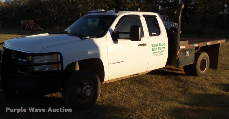 image for item BZ9241 2007 Chevrolet Silverado 3500HD Ext. Cab flatbed pickup truck