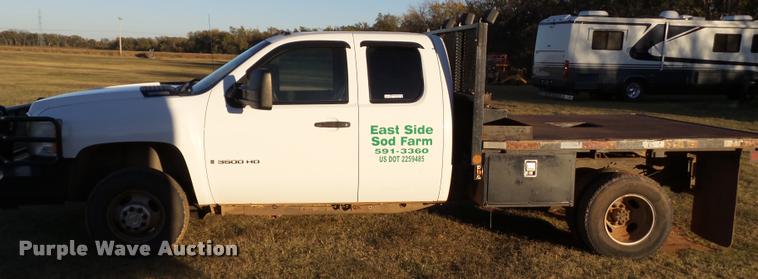 image for item BZ9241 2007 Chevrolet Silverado 3500HD Ext. Cab flatbed pickup truck