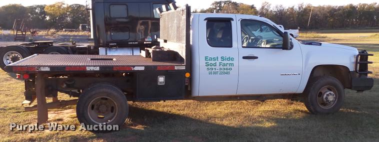 image for item BZ9241 2007 Chevrolet Silverado 3500HD Ext. Cab flatbed pickup truck