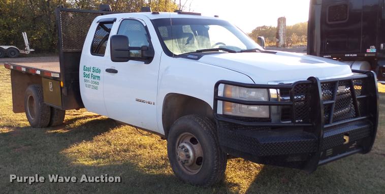 image for item BZ9241 2007 Chevrolet Silverado 3500HD Ext. Cab flatbed pickup truck