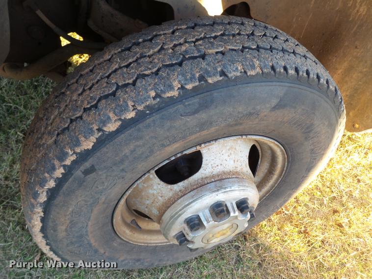 image for item BZ9241 2007 Chevrolet Silverado 3500HD Ext. Cab flatbed pickup truck