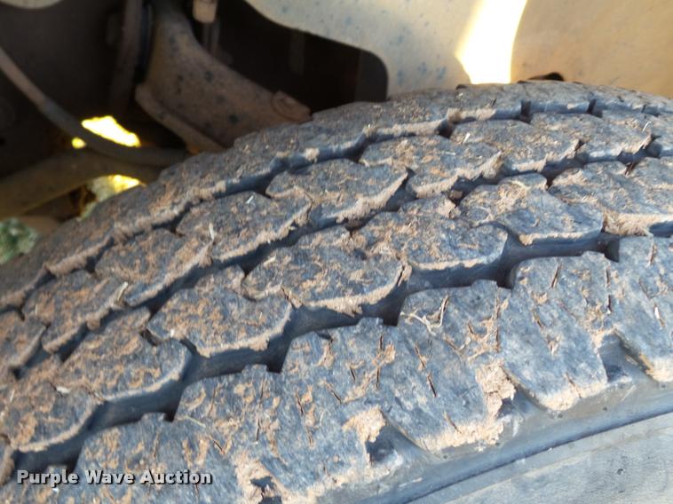 image for item BZ9241 2007 Chevrolet Silverado 3500HD Ext. Cab flatbed pickup truck