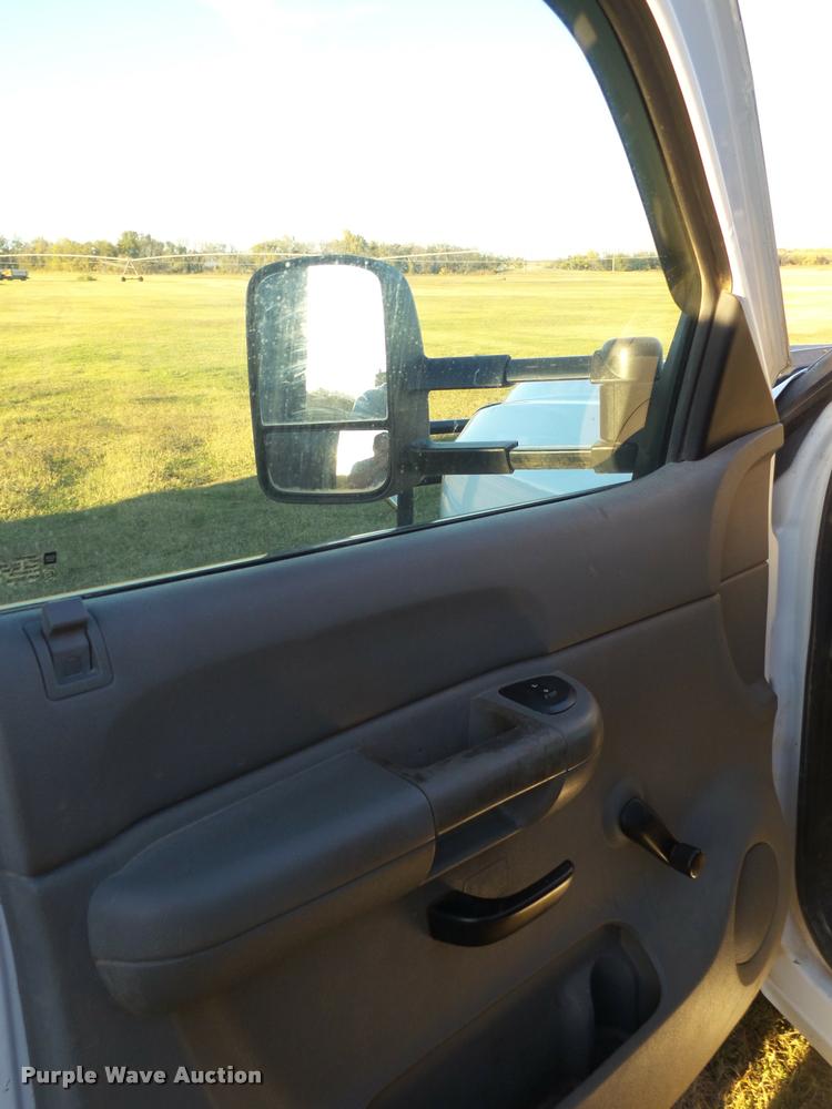 image for item BZ9241 2007 Chevrolet Silverado 3500HD Ext. Cab flatbed pickup truck