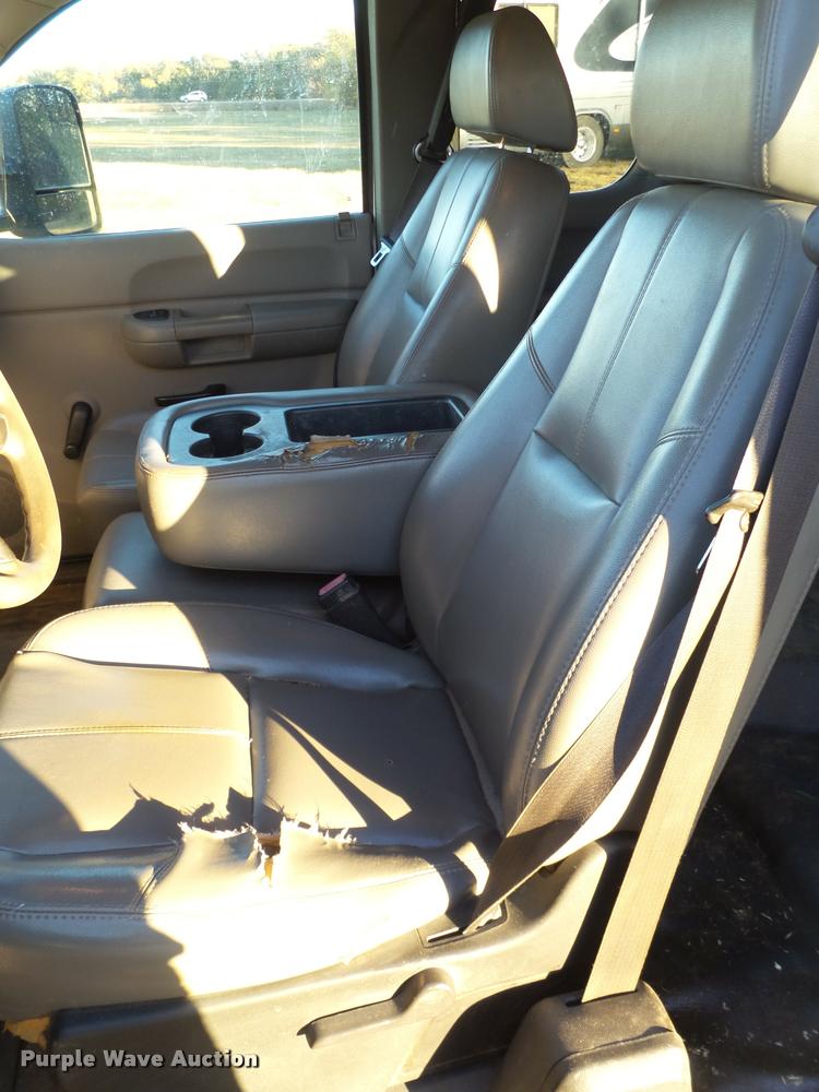 image for item BZ9241 2007 Chevrolet Silverado 3500HD Ext. Cab flatbed pickup truck