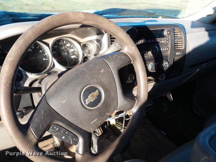 image for item BZ9241 2007 Chevrolet Silverado 3500HD Ext. Cab flatbed pickup truck