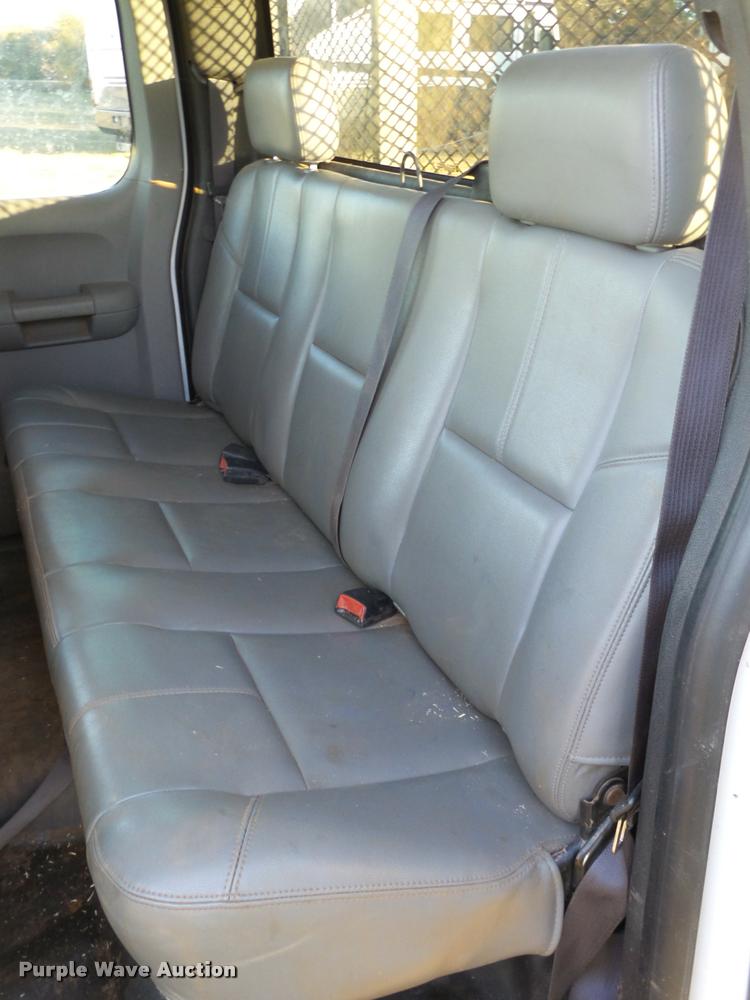 image for item BZ9241 2007 Chevrolet Silverado 3500HD Ext. Cab flatbed pickup truck