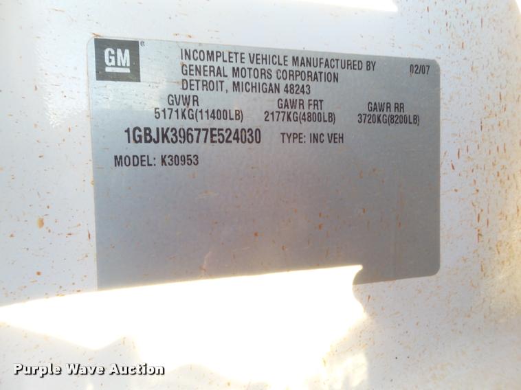 image for item BZ9241 2007 Chevrolet Silverado 3500HD Ext. Cab flatbed pickup truck