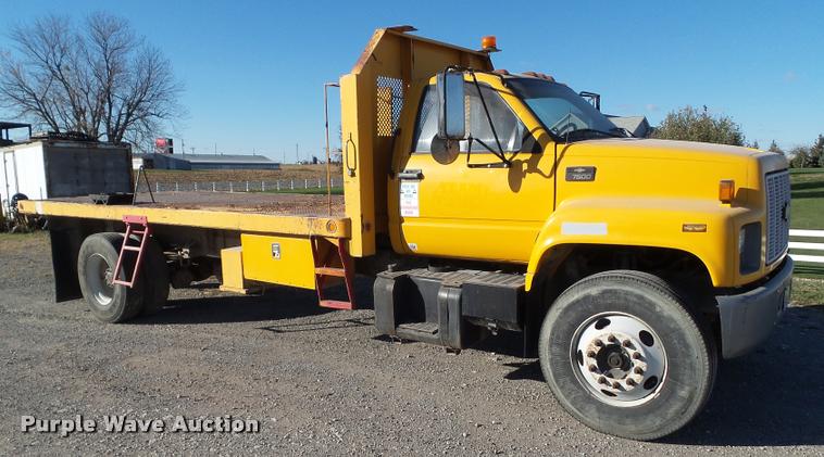 image for item BZ9939 2000 Chevrolet C7500 flatbed truck