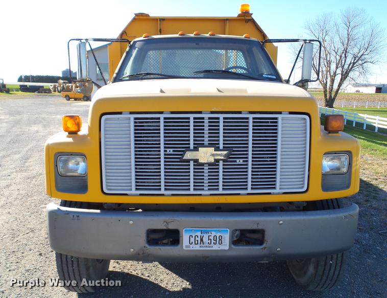 image for item BZ9939 2000 Chevrolet C7500 flatbed truck